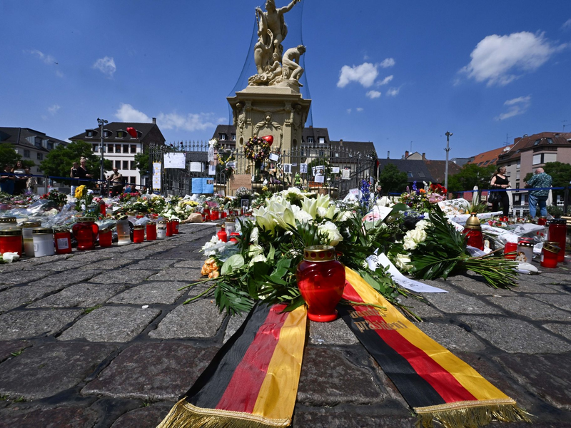 Am 31. Mai 2024 wurde der Polizist Rouven Laur auf dem Marktplatz in Mannheim von einem Angreifer mit einem Messer tödlich verletzt. Der aus Afghanistan stammende Angreifer hat die Tat gestanden. Nach seinem Motiv gefragt, verwies Sulaiman A. auf den Gaza-Krieg.  - Foto: Bernd Weißbrod/dpa