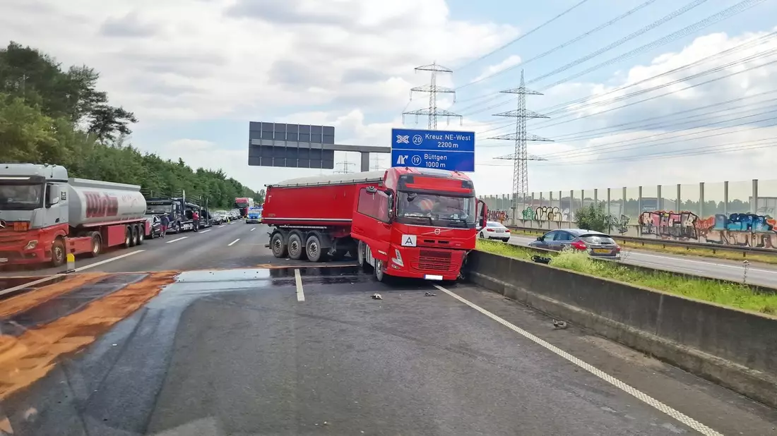 FW-NE: Verkehrsunfall auf der Autobahn A57 | Zwei Lkw kollidieren - keine Verletzten - Bild: presseportal.de