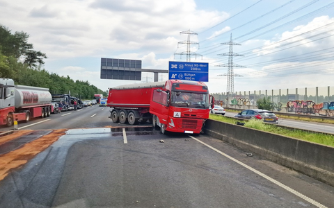 FW-NE: Verkehrsunfall auf der Autobahn A57 | Zwei Lkw kollidieren - keine Verletzten - Foto: presseportal.de