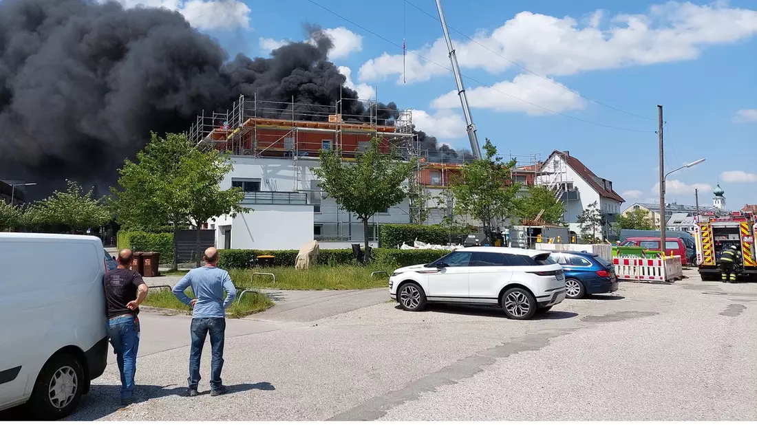 FW-M: Starke Rauchentwicklung durch Brand auf Dach (Ramersdorf) - Bild: presseportal.de