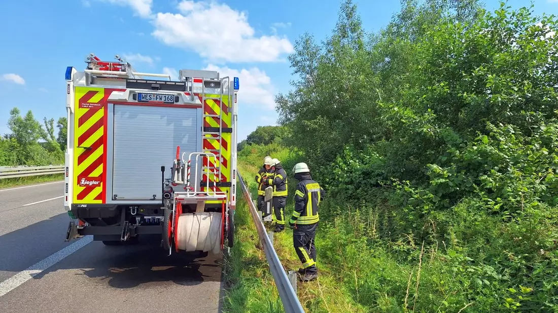 FW Sonsbeck: Flächenbrand an der A57 - Bild: presseportal.de