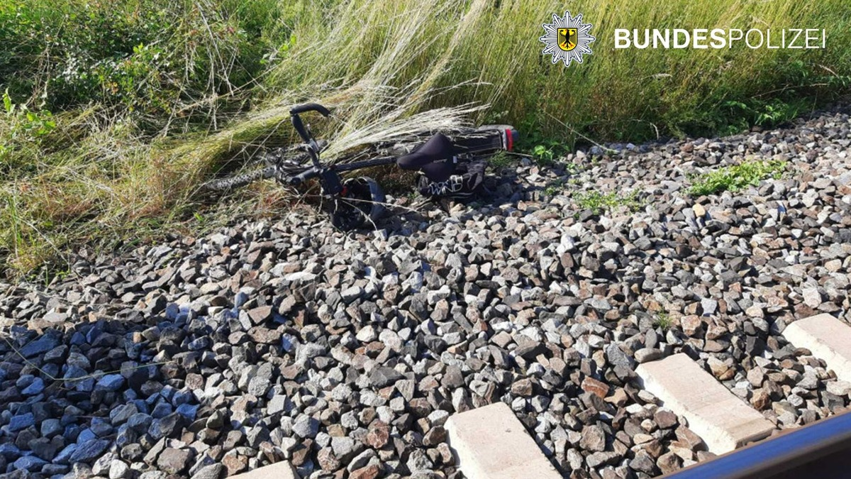 Bundespolizeidirektion München: Personenzug erfasst Radfahrer - 45-Jähriger nur leicht verletzt - Foto: presseportal.de