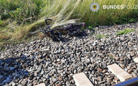 Bundespolizeidirektion München: Personenzug erfasst Radfahrer - 45-Jähriger nur leicht verletzt - Foto: presseportal.de