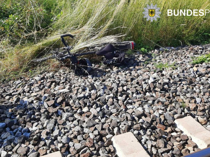 Bundespolizeidirektion München: Personenzug erfasst Radfahrer - 45-Jähriger nur leicht verletzt - Foto: presseportal.de