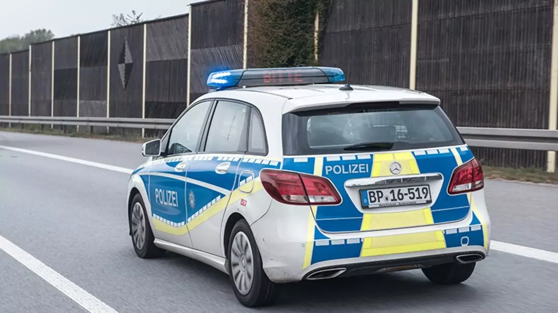 Bundespolizeidirektion München: Mann will auf der Autobahn nach München laufen/ Bundespolizei bringt Migranten in Zurückschiebungshaft - Bild: presseportal.de