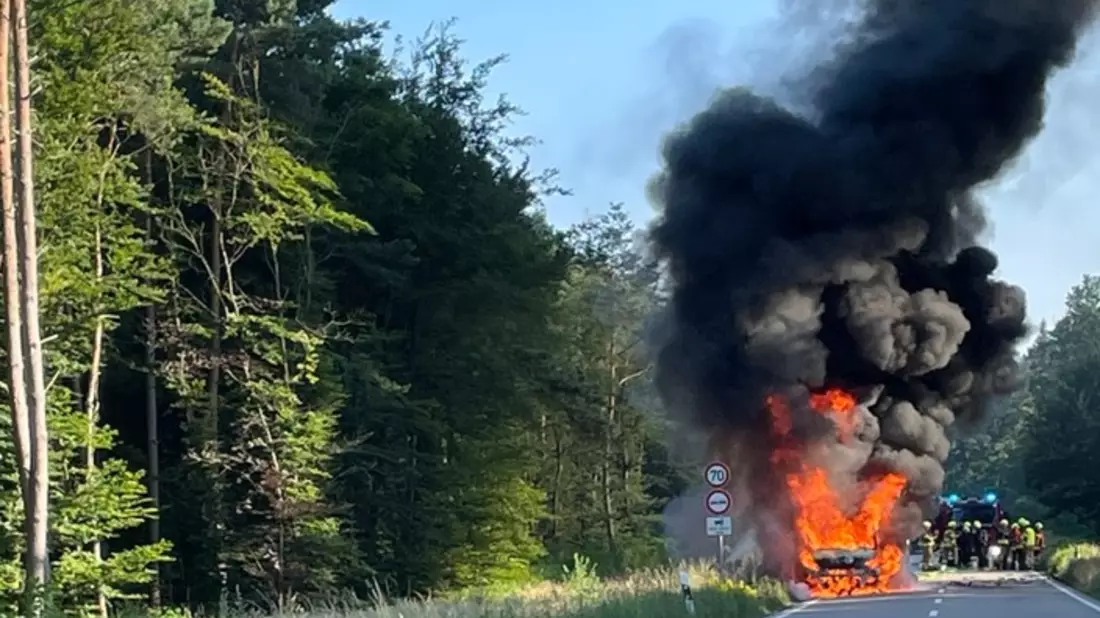 POL-PDLD: LKW Brand auf der Bienwald B 9 Höhe Büchelberg / Vollsperrung - Bild: presseportal.de