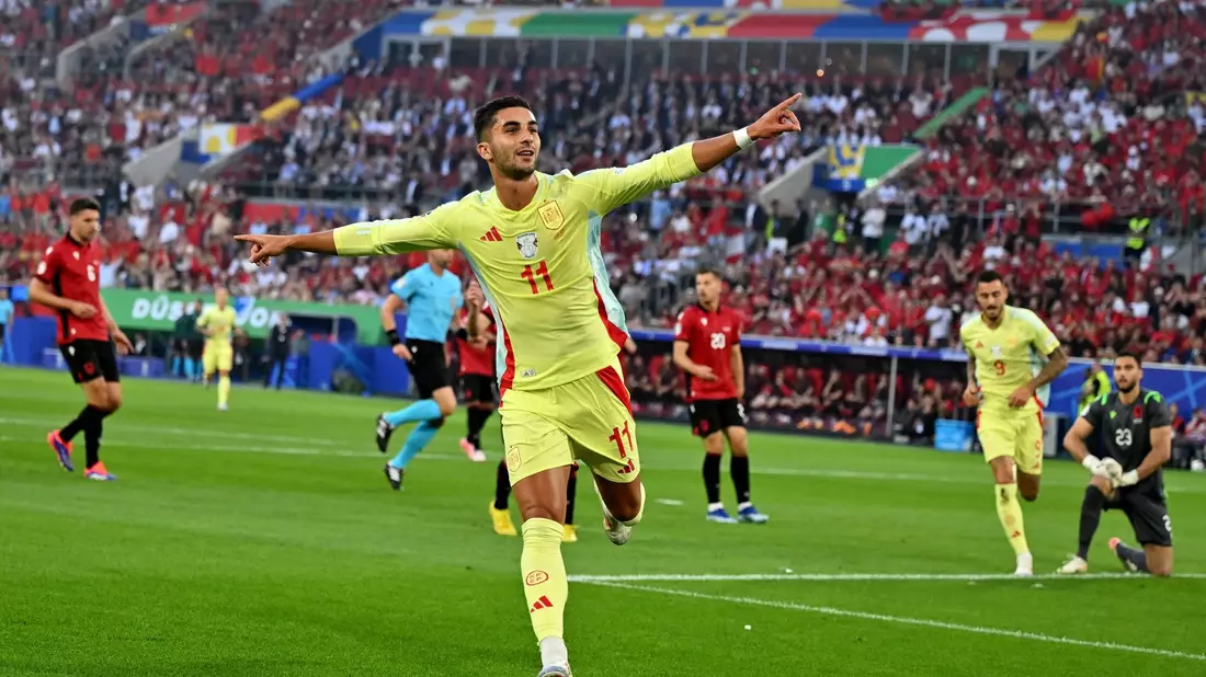 Spaniens Ferrán Torres jubelt nach seinem Siegtreffer zum 1:0. - Bild: Marius Becker/dpa