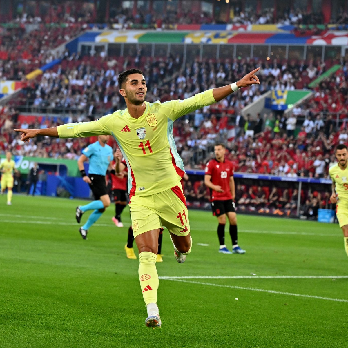 Spaniens Ferrán Torres jubelt nach seinem Siegtreffer zum 1:0. - Foto: Marius Becker/dpa