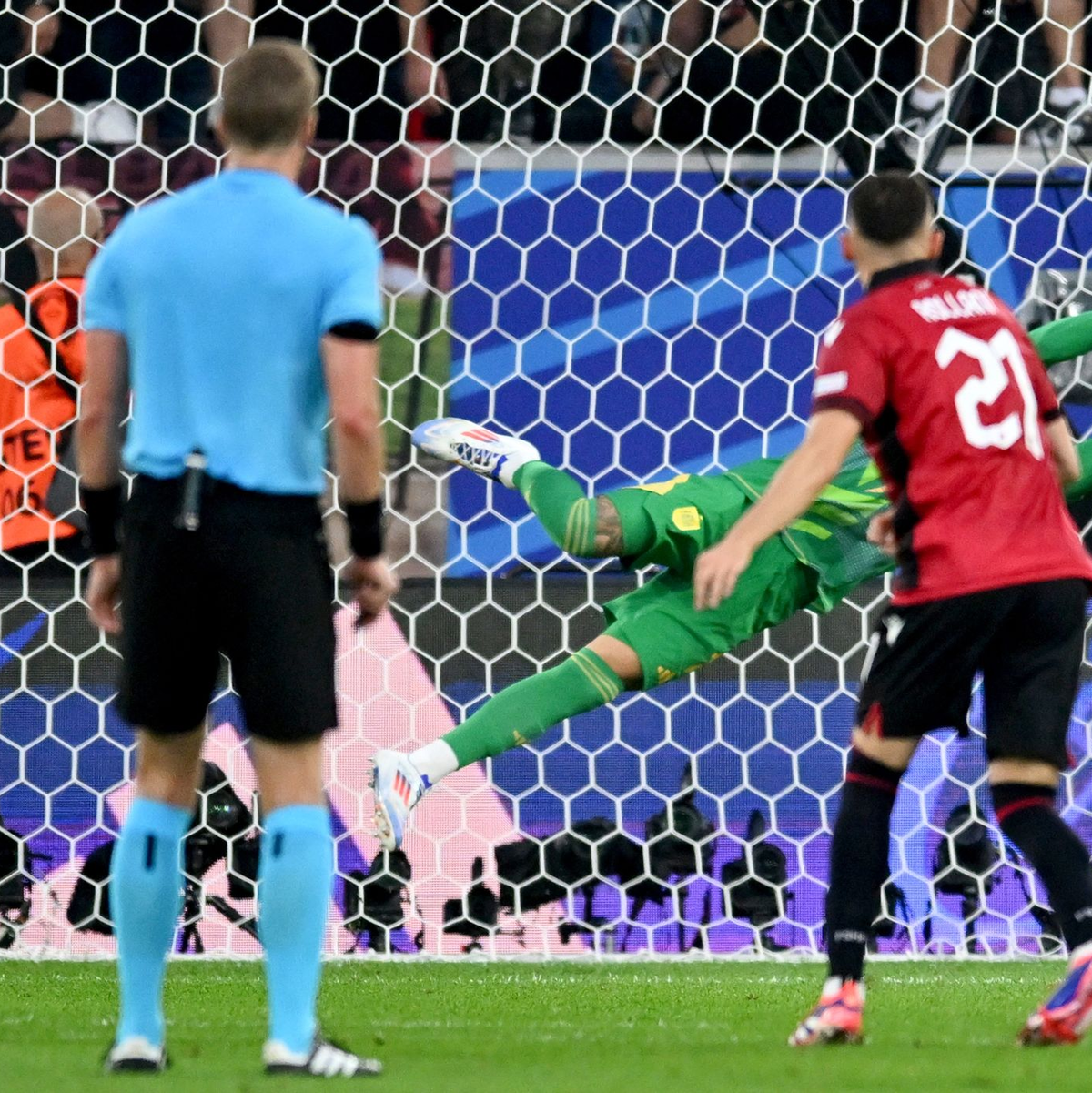 Spaniens Torhüter David Raya pariert den Ball und verhindert den Ausgleich. - Foto: Marius Becker/dpa