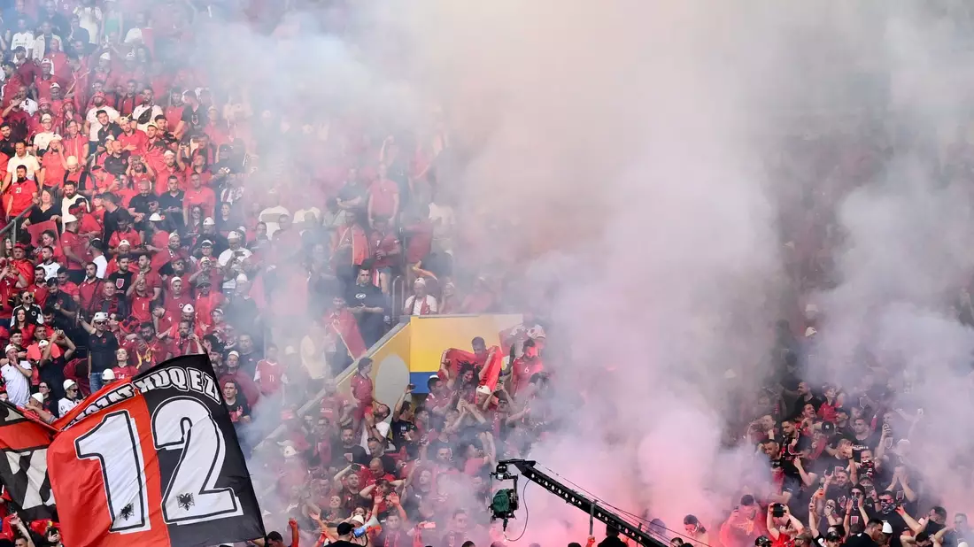 Die albanischen Fans zünden Pyrotechnik beim Spiel gegen Spanien. - Bild: Marius Becker/dpa