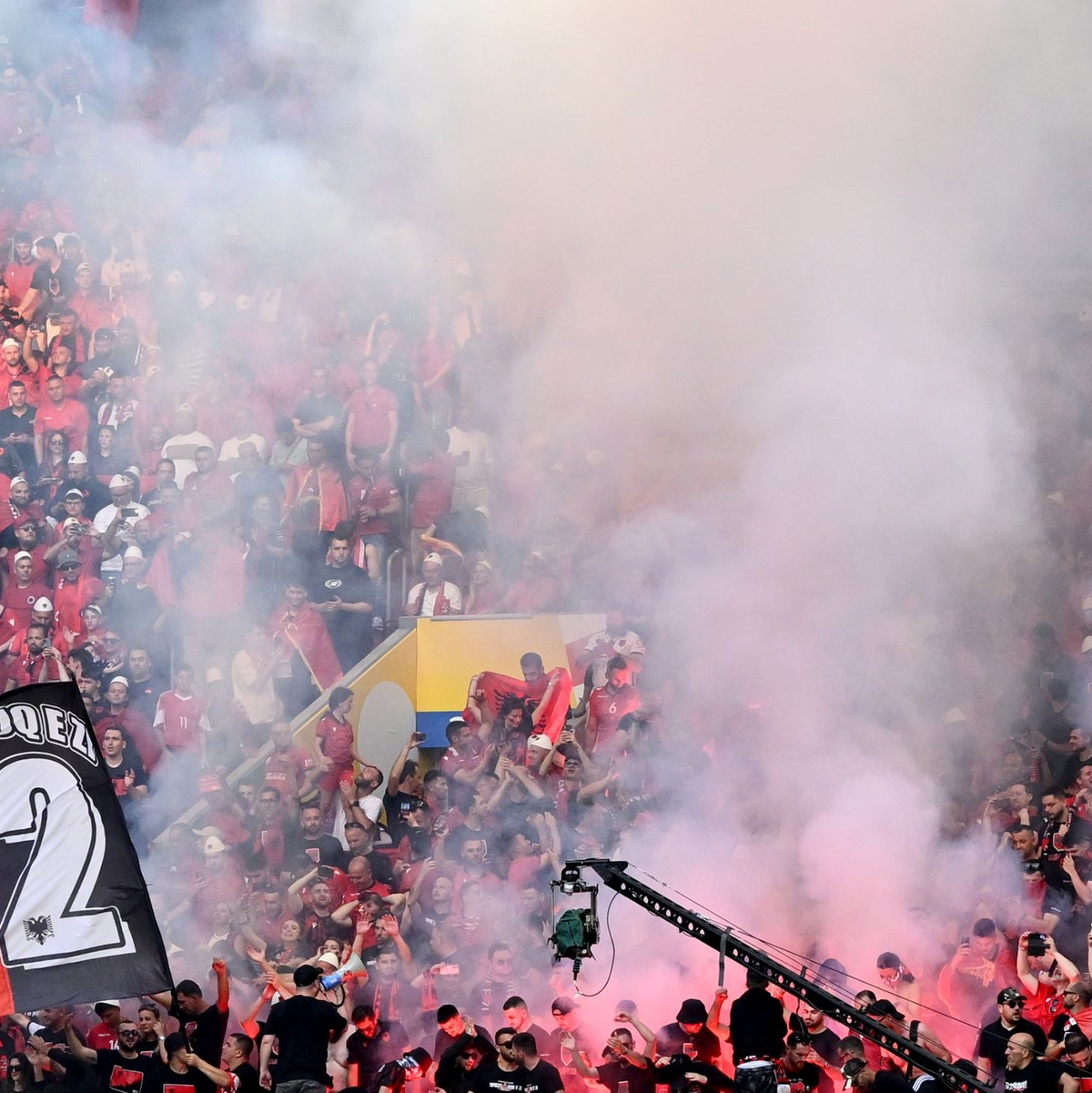 Die albanischen Fans zünden Pyrotechnik beim Spiel gegen Spanien. - Foto: Marius Becker/dpa
