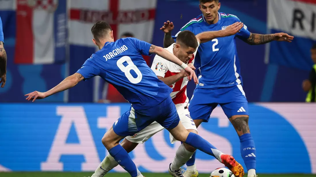 Die Italiener (blaue Trikots) sicherten sich durch ein spätes Remis gegen Kroatien das Achtelfinal-Ticket. - Bild: Jan Woitas/dpa