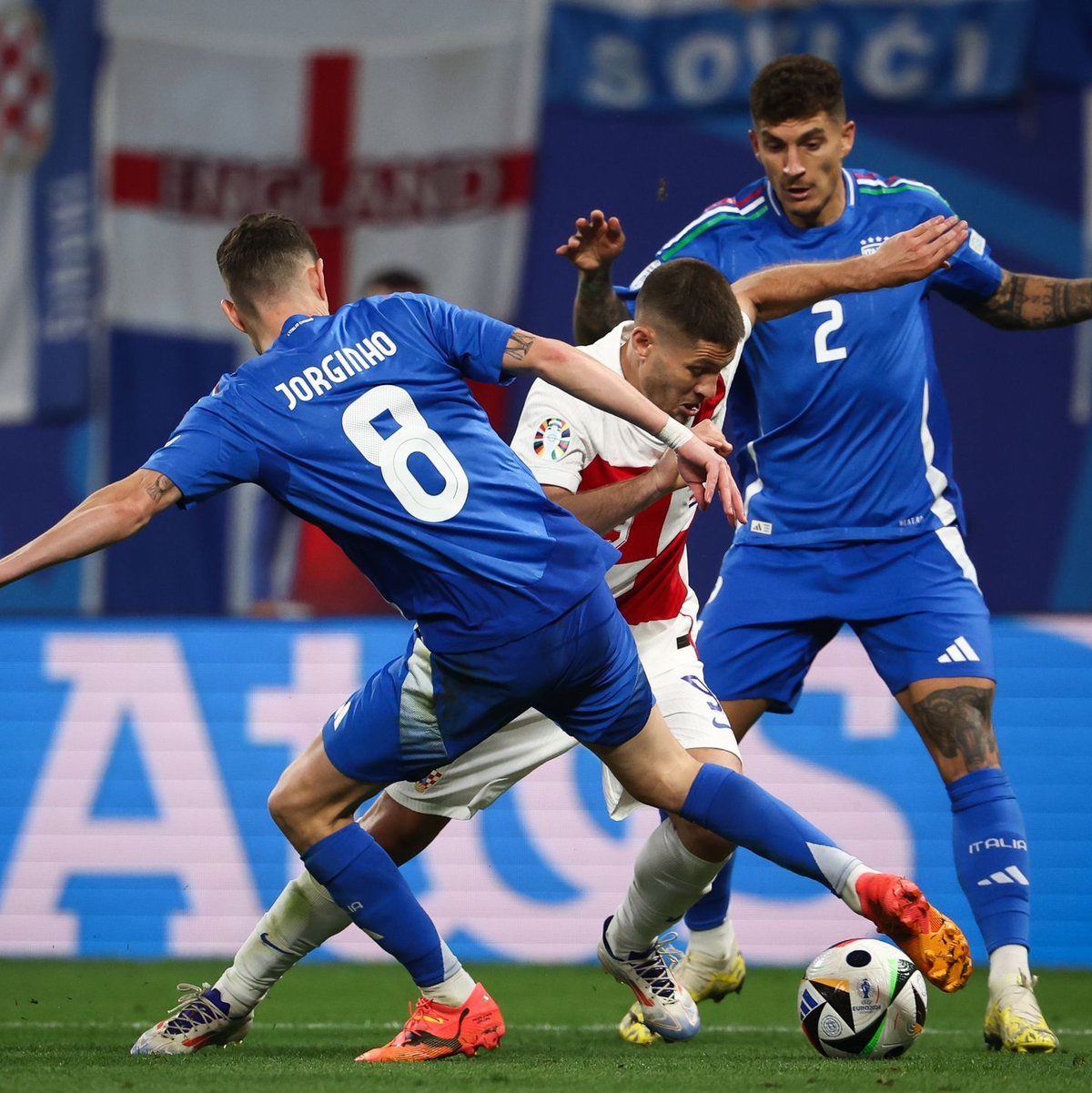 Die Italiener (blaue Trikots) sicherten sich durch ein spätes Remis gegen Kroatien das Achtelfinal-Ticket. - Foto: Jan Woitas/dpa