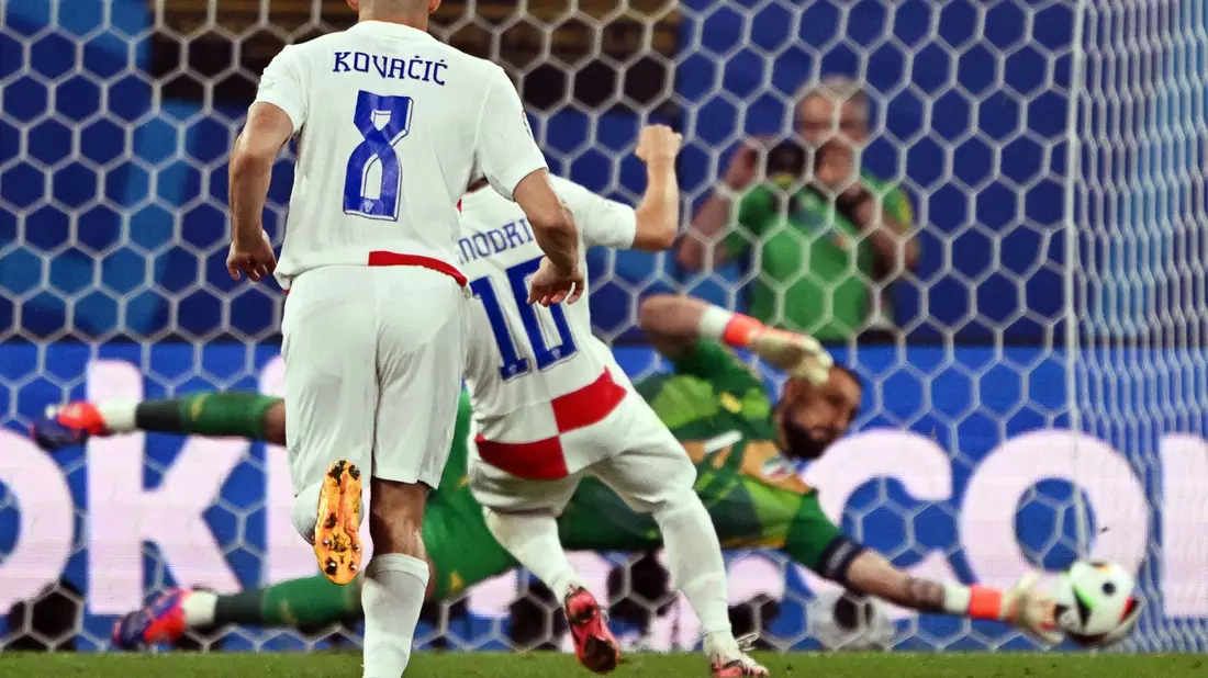 Italiens Torhüter Gianluigi Donnarumma (hinten) hält einen Elfmeter von Luka Modric. - Bild: Robert Michael/dpa