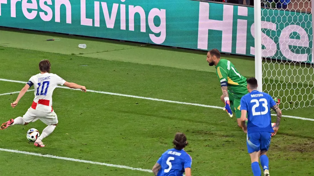 Kurz nach seinem verschossenen Strafstoß traf Kroatiens Kapitän Modric (l) doch noch zur Führung. - Bild: Hendrik Schmidt/dpa
