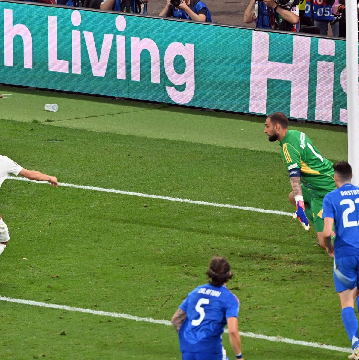 Kurz nach seinem verschossenen Strafstoß traf Kroatiens Kapitän Modric (l) doch noch zur Führung. - Foto: Hendrik Schmidt/dpa