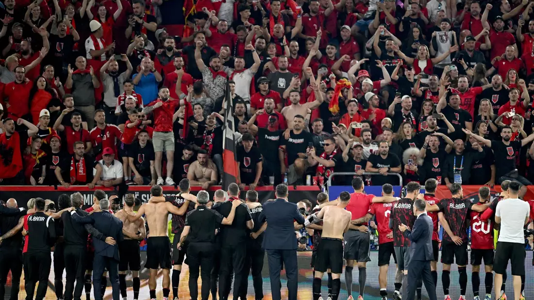 Die albanischen Spieler bedanken sich nach dem Spiel bei ihren Fans. - Bild: Marius Becker/dpa