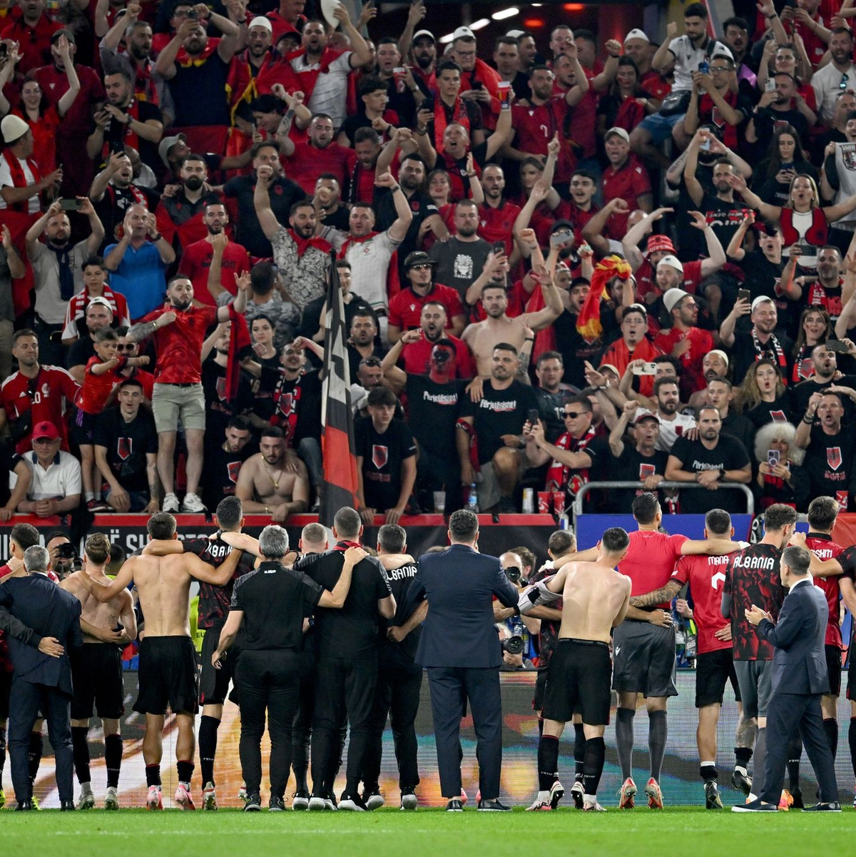 Die albanischen Spieler bedanken sich nach dem Spiel bei ihren Fans. - Foto: Marius Becker/dpa
