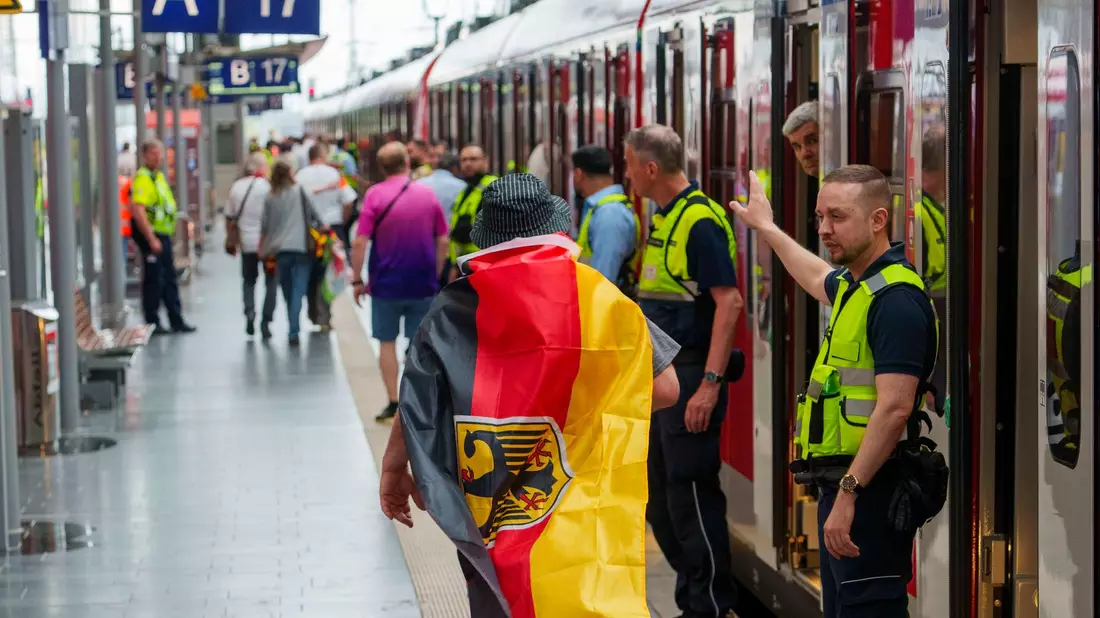 Die Versprechungen der Deutschen Bahn vor der EM seien «mehr als optimistisch» gewesen, kritisiert der Fahrgastverband Pro Bahn. - Bild: Andreas Arnold/dpa