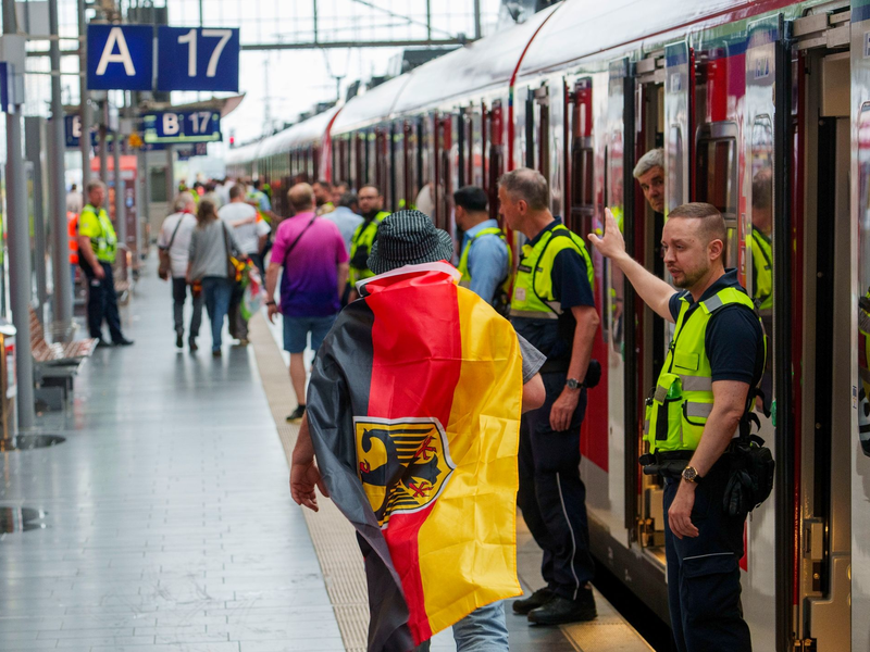 Die Versprechungen der Deutschen Bahn vor der EM seien «mehr als optimistisch» gewesen, kritisiert der Fahrgastverband Pro Bahn. - Foto: Andreas Arnold/dpa