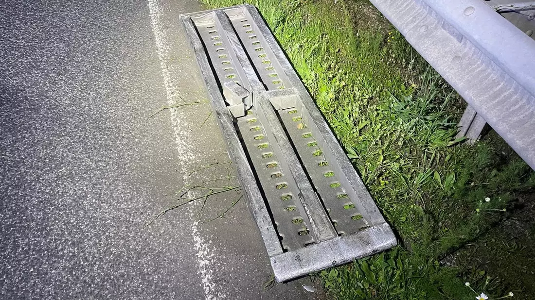 POL-VDMZ: Mehrere beschädigte Fahrzeuge durch verlorene Ladung auf der A61 - Bild: presseportal.de