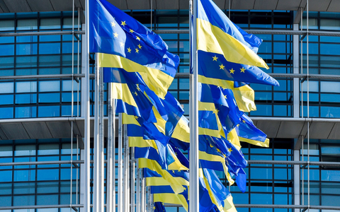 Die Ukraine und ihr kleiner Nachbarstaat Moldau sind in kürzester Zeit zu EU-Beitrittskandidaten geworden. - Foto: Pascal Bastien/AP/dpa