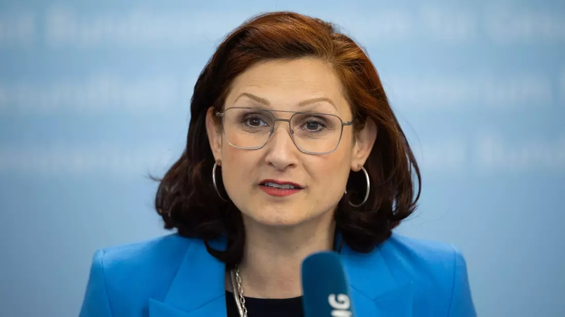 Betroffene von Diskriminierung fühlten sich zunehmend alleine gelassen, so Ataman. - Bild: Hannes P Albert/dpa