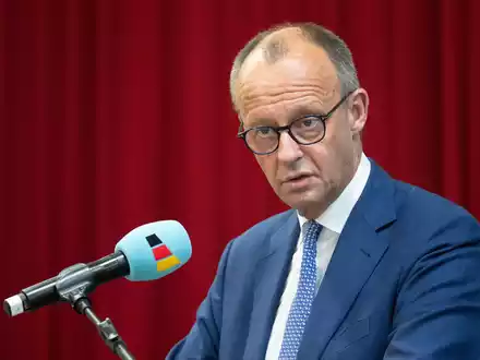 «Franziskus wird in Erinnerung bleiben für seinen unermüdlichen Einsatz für die Schwächsten der Gesellschaft, für Gerechtigkeit und Versöhnung», schrieb Merz.  - Foto: Boris Roessler/dpa
