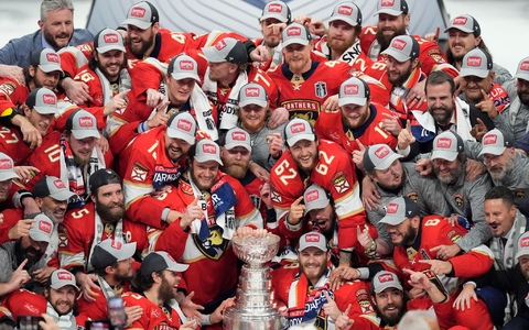 Im entscheidenden siebten Spiel des diesjährigen Stanley Cups unterlagen die Edmonton Oilers den Florida Panthers 1:2. - Foto: Rebecca Blackwell/AP/dpa