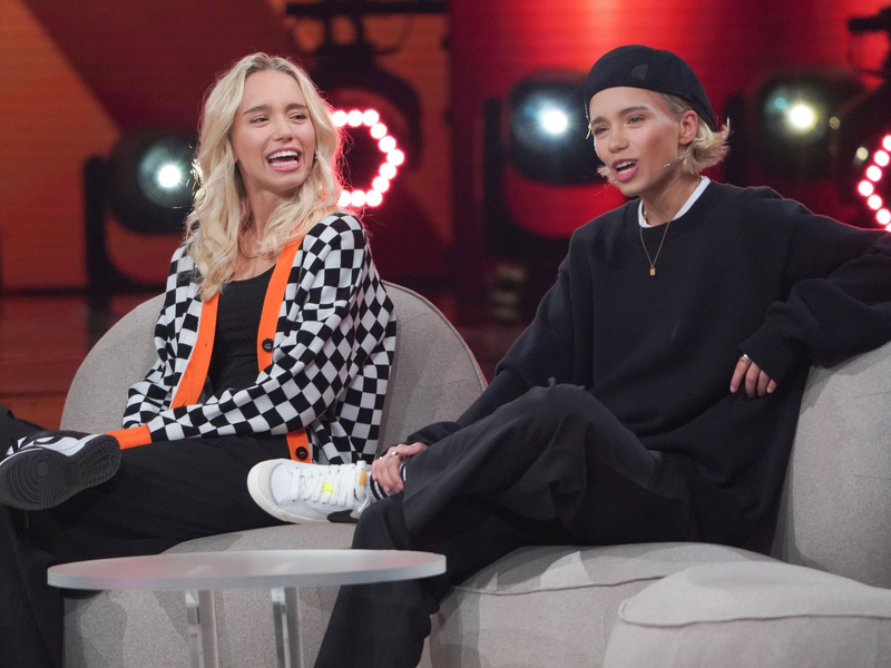 Die Zwillinge Lisa (l) und Lena. Im vergangenen Jahr hatten sie bekanntgegeben, getrennte Weg gehen zu wollen (Archivbild). - Foto: Jörg Carstensen/dpa