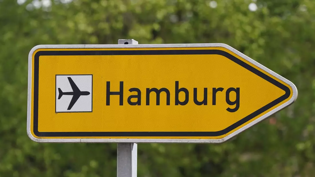 Am Airport Hamburg kann es wegen eines Kerosin-Lieferengpasses zu Verspätungen und Flugausfällen kommen. (Archivbild) - Bild: Marcus Brandt/dpa