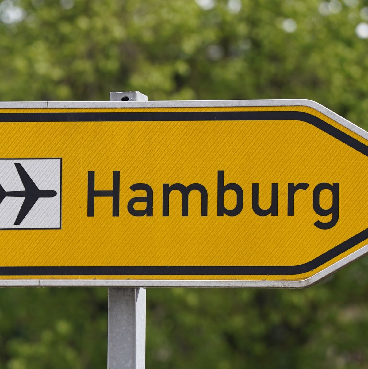 Dem Angeklagten im Prozess um die Geiselnahme am Hamburger Flughafen im November 2023 wird Geiselnahme, Entziehung Minderjähriger, vorsätzliche Körperverletzung und Verstoß gegen das Waffengesetz vorgeworfen (Symbolbild). - Foto: Marcus Brandt/dpa