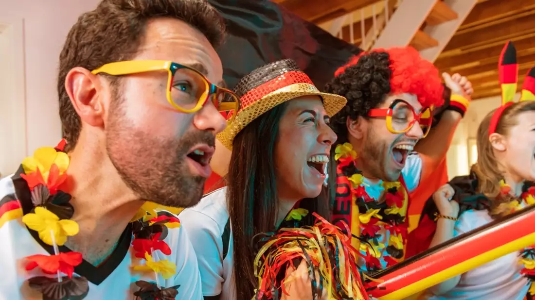 Fußball hat hierzulande einen besonderen Stellenwert, da er den Menschen zusätzliche Anlässe bietet, sich zu treffen und ihre Kultur nach außen zu tragen.  - Bild: karepa – stock.adobe.com