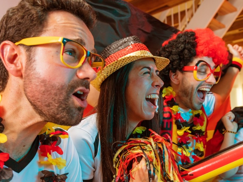 Fußball hat hierzulande einen besonderen Stellenwert, da er den Menschen zusätzliche Anlässe bietet, sich zu treffen und ihre Kultur nach außen zu tragen.  - Foto: karepa – stock.adobe.com