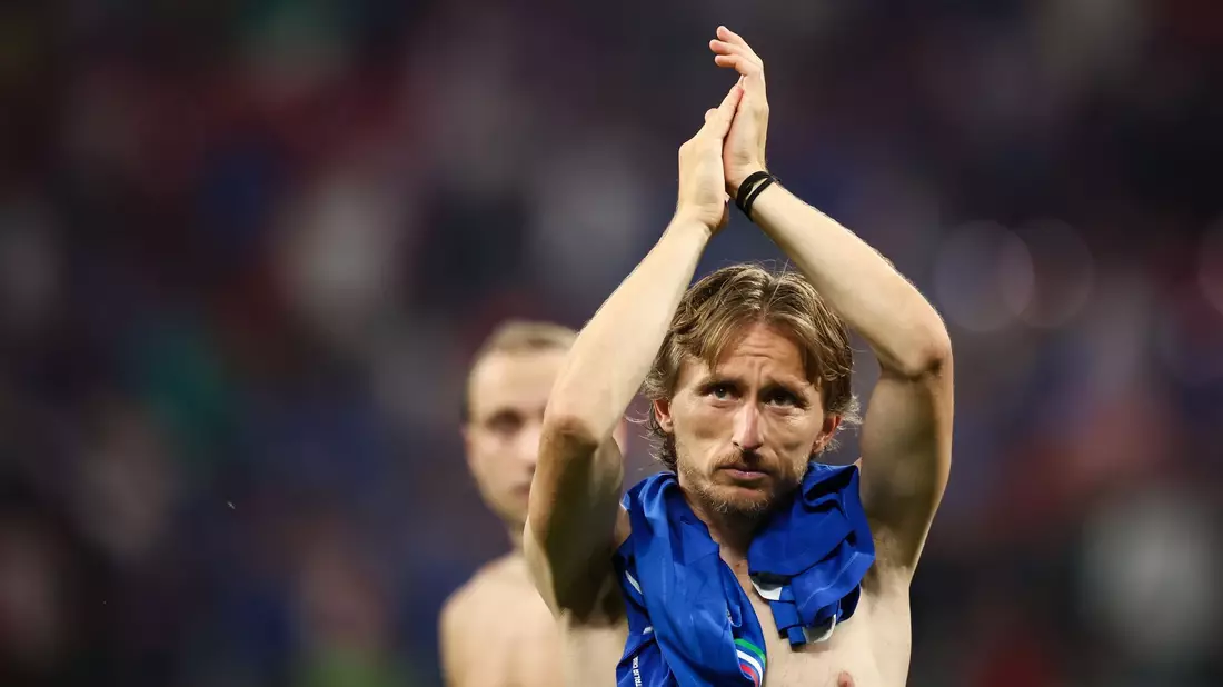 Kroatiens Luka Modric geht nach dem 1:1 Endstand gegen Italien bei der Fußball-EM 2024 entäuscht über den Platz. - Bild: Jan Woitas/dpa