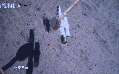 Dieses Bild, das einer Bildschirmaufzeichnung im Beijing Aerospace Control Center (BACC) entnommen wurde, zeigt die Chang'e-6-Sonde, die Proben auf dem Mond sammelt. - Foto: Jin Liwang/XinHua/dpa