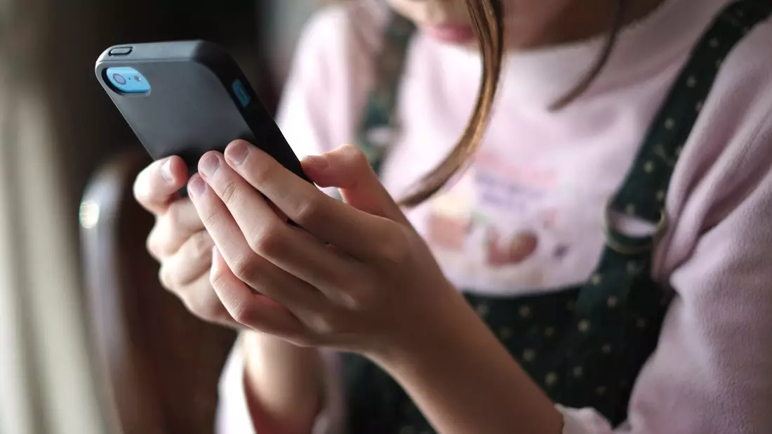 Kinder und Jugendliche in Not: Psychosoziale Hilfe per Smartphone / SOS-Kinderdörfer kooperieren mit 'krisenchat' - Bild: presseportal.de