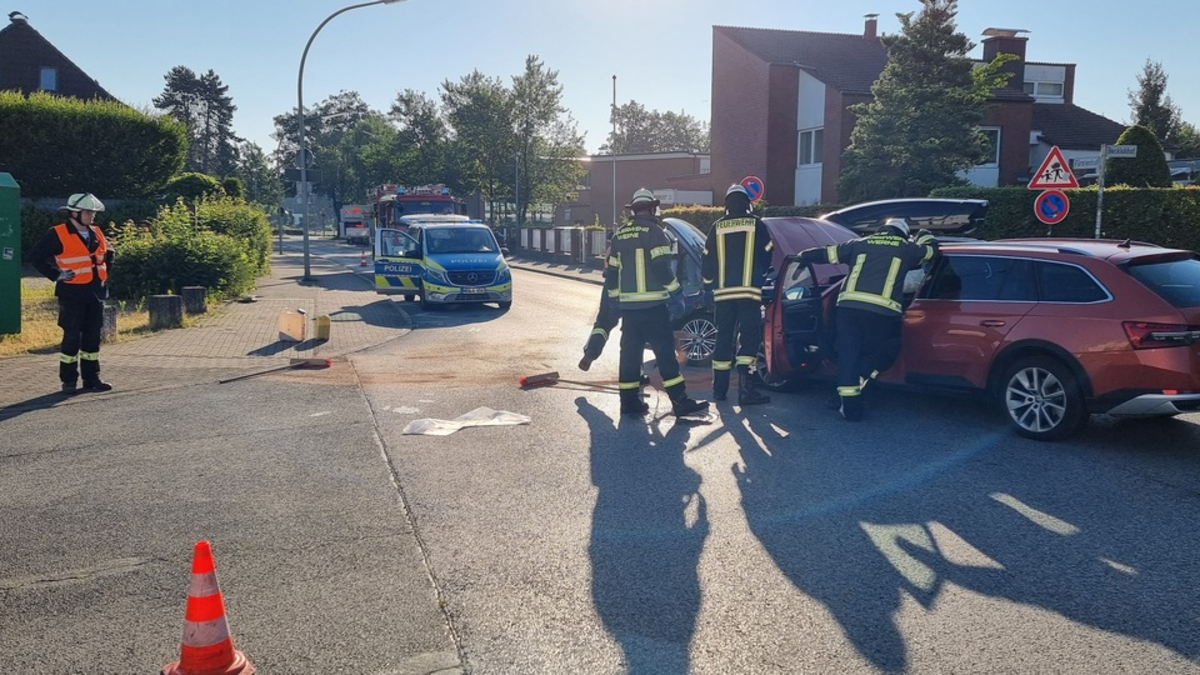 FW-WRN: TH_1 - LZ1 - Verkehrsunfall mit zwei PKW // eine verletzte Person // auslaufende Betriebsmittel - Foto: presseportal.de