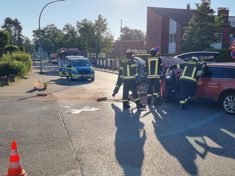 FW-WRN: TH_1 - LZ1 - Verkehrsunfall mit zwei PKW // eine verletzte Person // auslaufende Betriebsmittel - Foto: presseportal.de