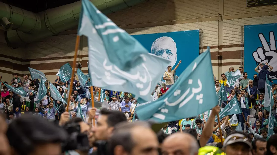 Ein Wahlkampfplakat des amtierenden Parlamentspräsidenten, Mohammed Bagher Ghalibaf, hängt an einem Platz in Teheran. - Bild: Arne Immanuel Bänsch/dpa