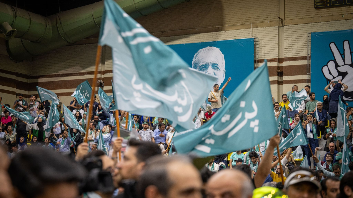 Ein Wahlkampfplakat des amtierenden Parlamentspräsidenten, Mohammed Bagher Ghalibaf, hängt an einem Platz in Teheran. - Foto: Arne Immanuel Bänsch/dpa