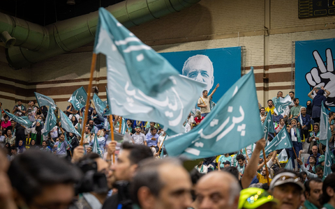 Ein Wahlkampfplakat des amtierenden Parlamentspräsidenten, Mohammed Bagher Ghalibaf, hängt an einem Platz in Teheran. - Foto: Arne Immanuel Bänsch/dpa