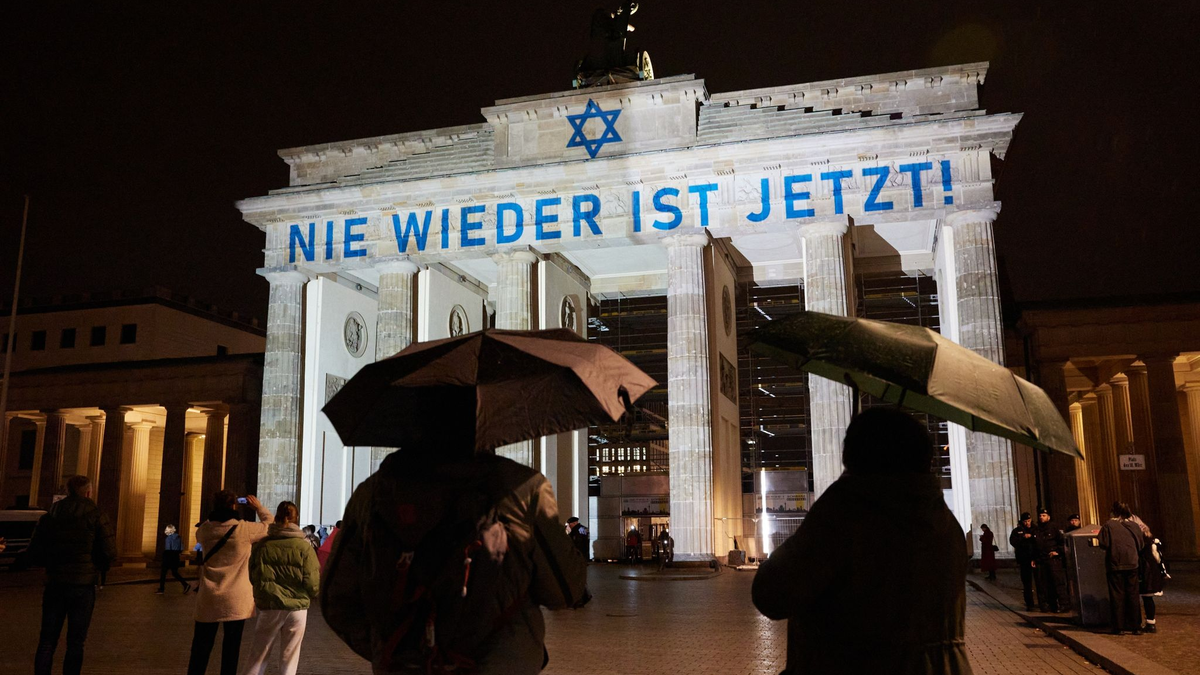 Der Schriftzug «Nie wieder ist jetzt» wird zum 85. Jahrestag der Pogromnacht an das Brandenburger Tor projiziert (Archivbild). - Foto: Jörg Carstensen/dpa