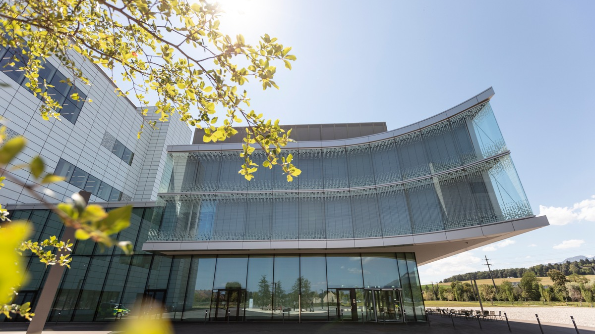 Biogens nachhaltiger Standort in Solothurn: Auszeichnungen für europäische Produktionsstätte / Schweizer Anlage international mit den Nachhaltigkeitszertifikaten ISO und My Green Lab ausgezeichnet - Foto: presseportal.de