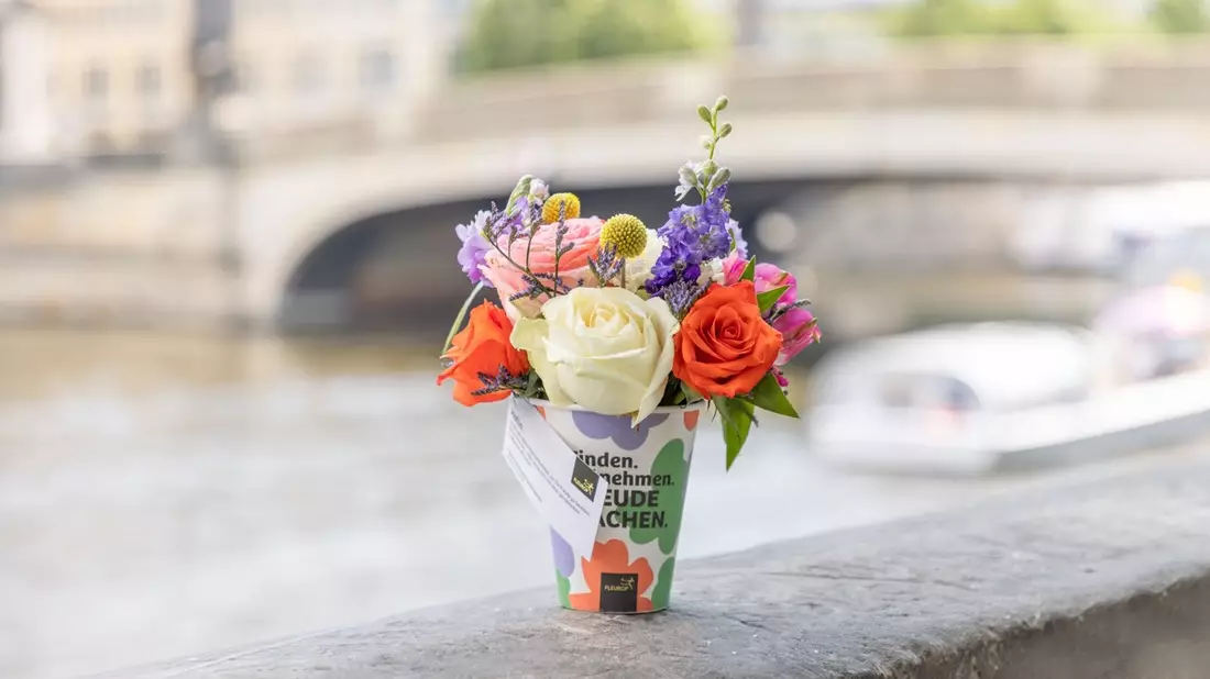 Spontanes Blumenglück am Wegesrand / Am Lonely Bouquet Day wird Freundlichkeit verschenkt - Bild: presseportal.de