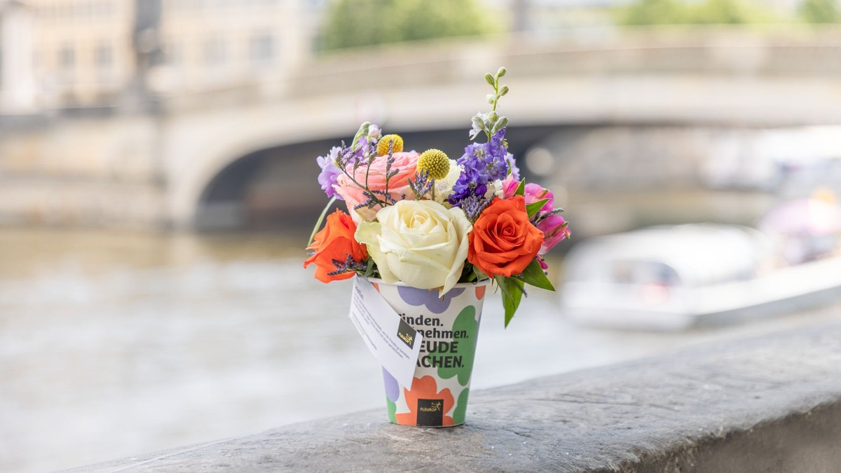 Spontanes Blumenglück am Wegesrand / Am Lonely Bouquet Day wird Freundlichkeit verschenkt - Foto: presseportal.de
