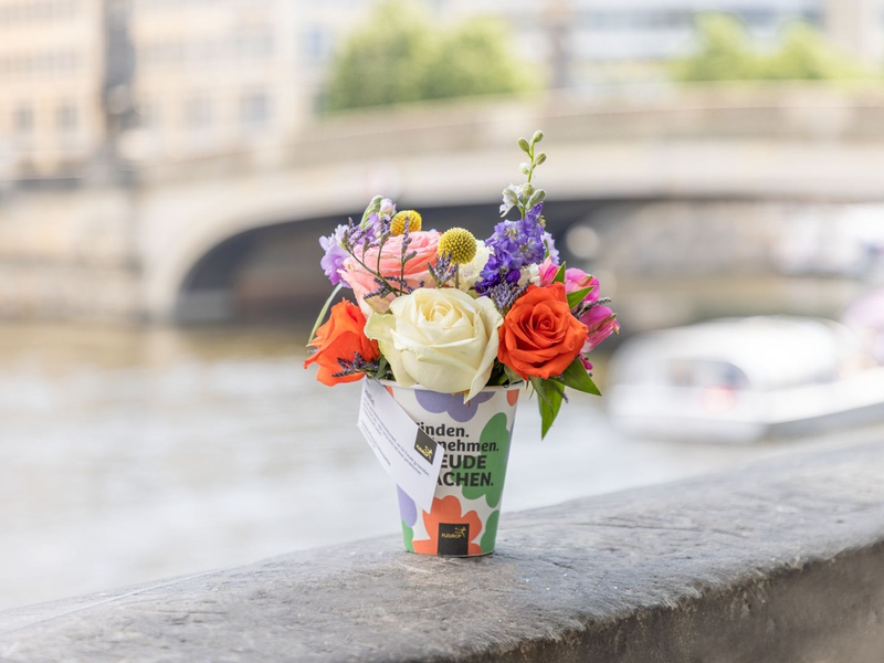 Spontanes Blumenglück am Wegesrand / Am Lonely Bouquet Day wird Freundlichkeit verschenkt - Foto: presseportal.de