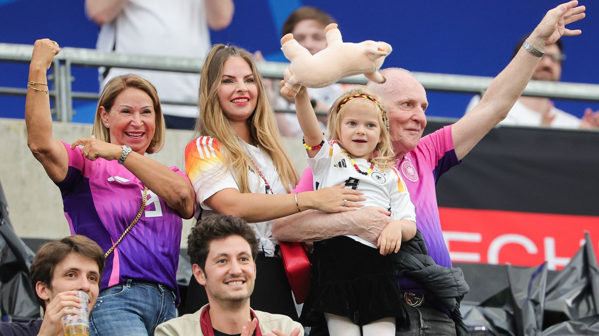 Auch die Familie von Niclas Füllkrug wird am Dienstag im Teamquartier erwartet. - Foto: Christian Charisius/dpa