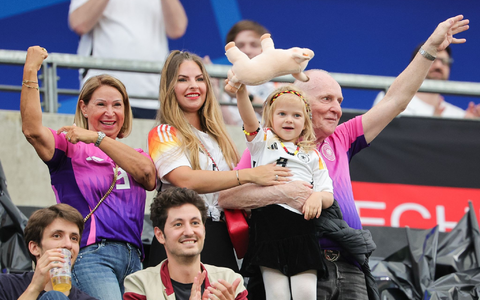 Auch die Familie von Niclas Füllkrug wird am Dienstag im Teamquartier erwartet. - Foto: Christian Charisius/dpa