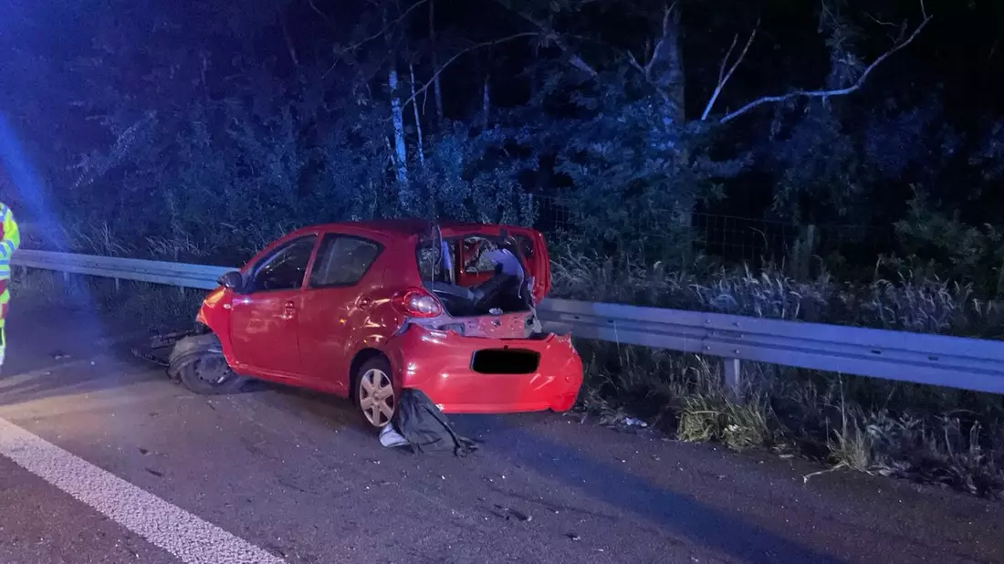 FW Alpen: Schwerer Verkehrsunfall auf der A57 - Bild: presseportal.de